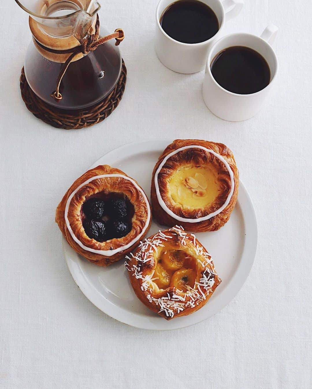 樋口正樹さんのインスタグラム写真 - (樋口正樹Instagram)「danish pastry . 今日のおやつはアンデルセンの デニッシュペストリーを３個で、 人気で定番のダークチェリーと 素朴なクリームのスパンダワー、 今月おすすめのマンゴーバナナ。 妻と仲良くキッチリと半分こに。 ３個ともフィリングおいしいし、 何よりサックサクの生地が最高🤗 . ちなみにマンゴーとバナナのは、 アンデルセンの社内商品開発の コンテストで入賞のデニッシュ。 名鉄名古屋店の森チーフが開発。 期間限定なので早めにお試しを☝️ @andersen_official_jp . . . #仲良く半分こ #半分こ #菓子パン #ダークチェリー #スパンダワー #マンゴーとバナナのデニッシュ #サックサク #デニッシュ #デニッシュペストリー #名鉄名古屋駅 #名鉄名古屋 #おやつ #おやつの時間 #アンデルセン #アンデルセンのパン #パンのある暮らし #パンのある生活 #パンスタグラム #パン大好き #ヒュッゲ #食べ比べ #andersen #hygge #danish #spandauer #danishpastry #bageri #🇩🇰」4月8日 14時43分 - higuccini