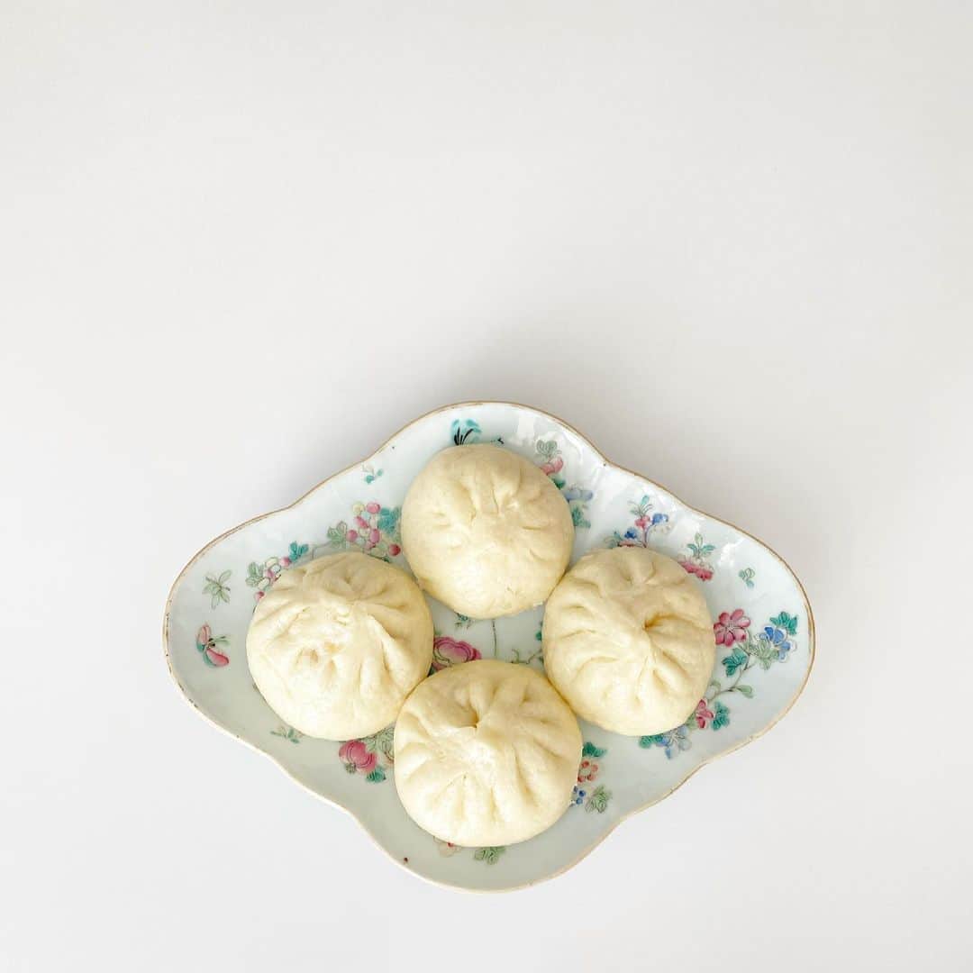 伊藤まさこのインスタグラム：「今月発売ウー・ウェンさんの粉料理の本(発売近づいたらまた詳細お知らせしますね)。今回は「粉」という素材とウーさんの中国の古い器の繊細な質感や色合いを生かすためにバッグはすべて白のデコラで統一しました(布の柔らかな質感も捨てがたかったけれど)。スタイリングに使った小道具は最小限。それでもおいしさが充分伝わるのはウーさんの料理の力強さ。早く本ができないかなぁと(なんせすべて試食しどれもとびきりおいしかったので)心待ちにしているんです。」