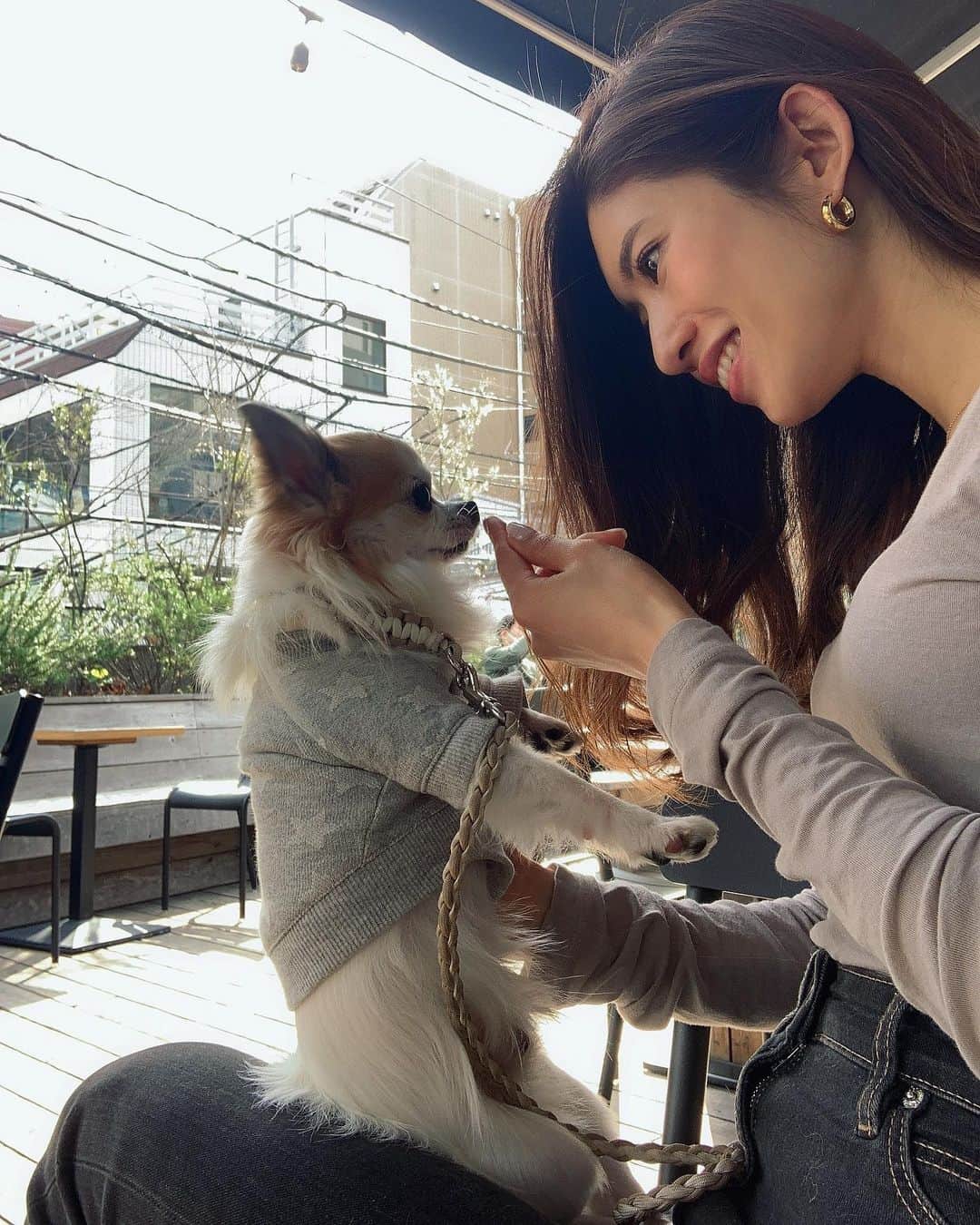 柳めぐみのインスタグラム：「. . 🐶❤️👩🏻 . #sunnyday  #dateday  #cafe #mylove #mylovelydog  #iloveyou #❤️ #指の匂いを嗅がせてるんじゃないよ」