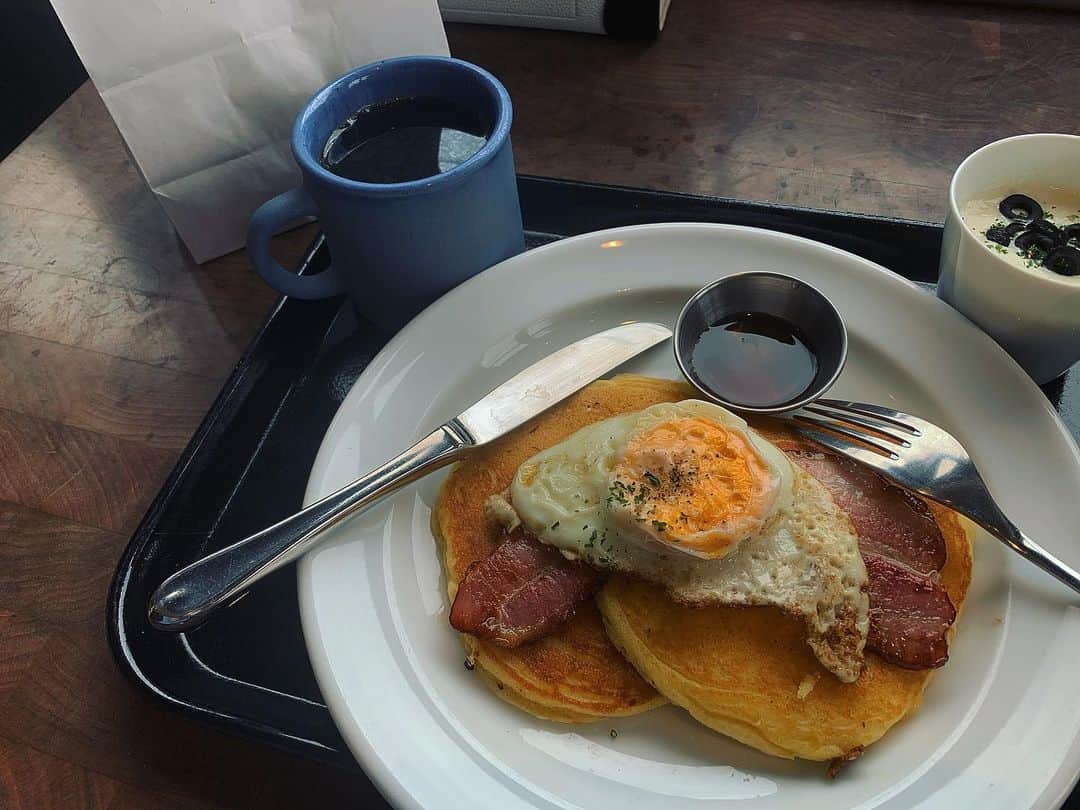 柳めぐみのインスタグラム：「. . 😋❤️🥞🥓🍳☕️ . #lunch #pancake #myfav #cafe #卵はいつもカッチカチ #生卵食べれん #子供の頃は好きだったのに」