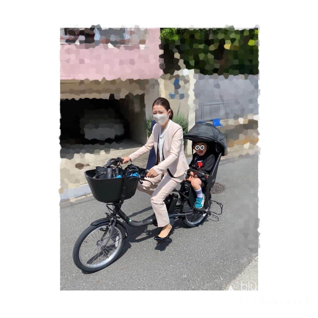 小熊美香さんのインスタグラム写真 - (小熊美香Instagram)「＊ 兄熊の入園式後、🚲で帰る姿を 友人が撮影してくれていました📸  こういう自然な写真の方が 思い出に残ったりするので 嬉しいなぁ☺️✨  あ🤭 ご報告が大変遅くなりましたが…  皆さんからコメント欄にいただいた アドバイスを参考にさせて頂き、 電動自転車は PanasonicのGyuttoクルームDXを 購入しました🚴‍♀️✨  色々試乗して、 Panasonicか、ブリヂストンのbikkeで迷いましたが、 漕ぎ出しのパワーとデザインで Panasonicのgyuttoに決めました☺️ (コメント頂いた皆様、 ありがとうございました🙏✨)  ミニ熊は1歳まで乗れないので 今は備え付けの前のシートを外して カゴを付け、 オプションで後ろのシートを付けて 乗っています🐻  新生活、 安全第一&充電第一で、 送り迎え楽しみます😂🚴‍♀️  #段差が怖い #想像以上に重い #想像以上に便利 #果たして子供2人乗せられるのか…」4月8日 15時23分 - ogumamika