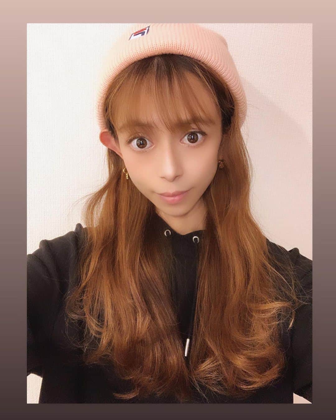 間宮梨花のインスタグラム：「前髪も切ったし次は ショートにしようかなぁ👶 @masami_lands  #前髪 #ニット帽 #ニット帽コーデ  #ニット帽女子」