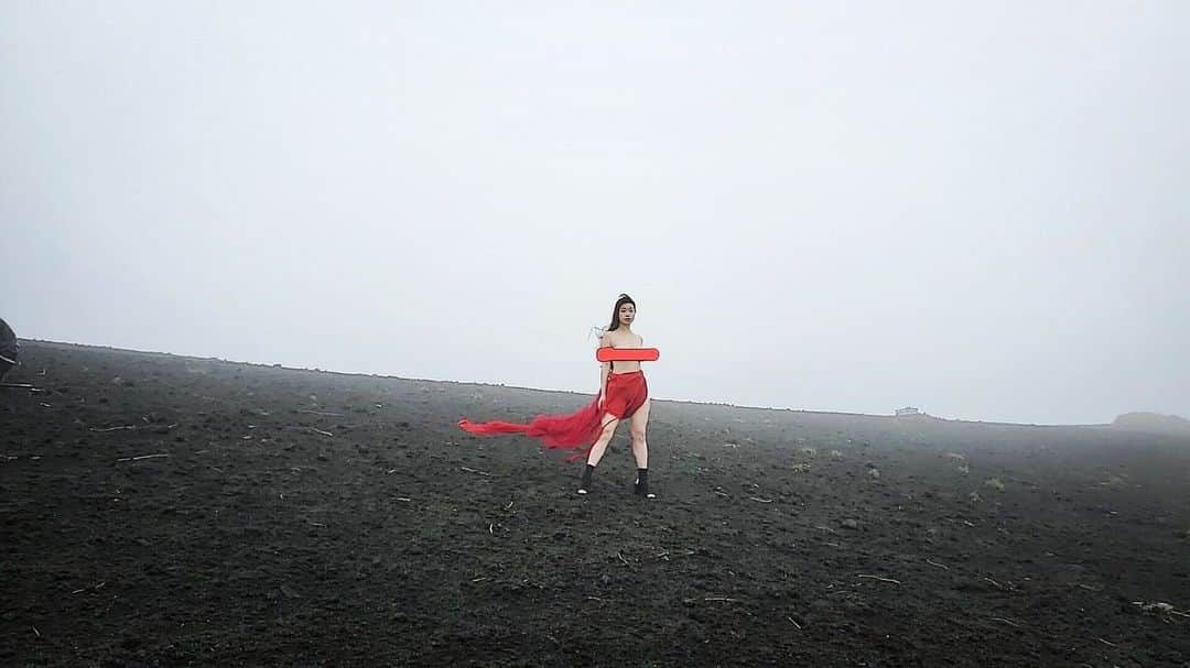 小田飛鳥のインスタグラム：「#伊豆大島 #izuoshima #裏砂漠 #砂漠 #三原山 #gravure #gravureidol #sexy #japanesegirl #blacklonghair」