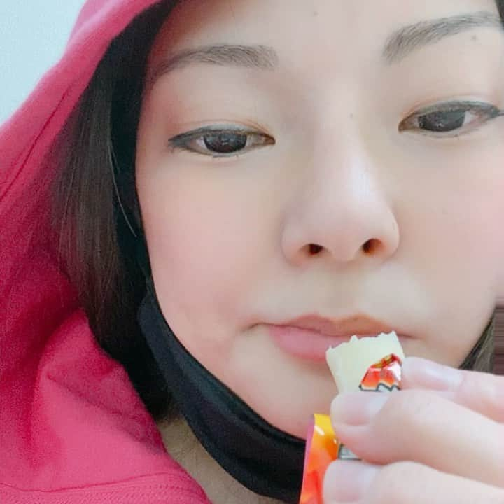 真境名ナツキのインスタグラム：「チーズにハマってる🧀 ここ3ヶ月の自撮りこれしかないとかもう枯れ方やばwww 旅でもしよーかしら」