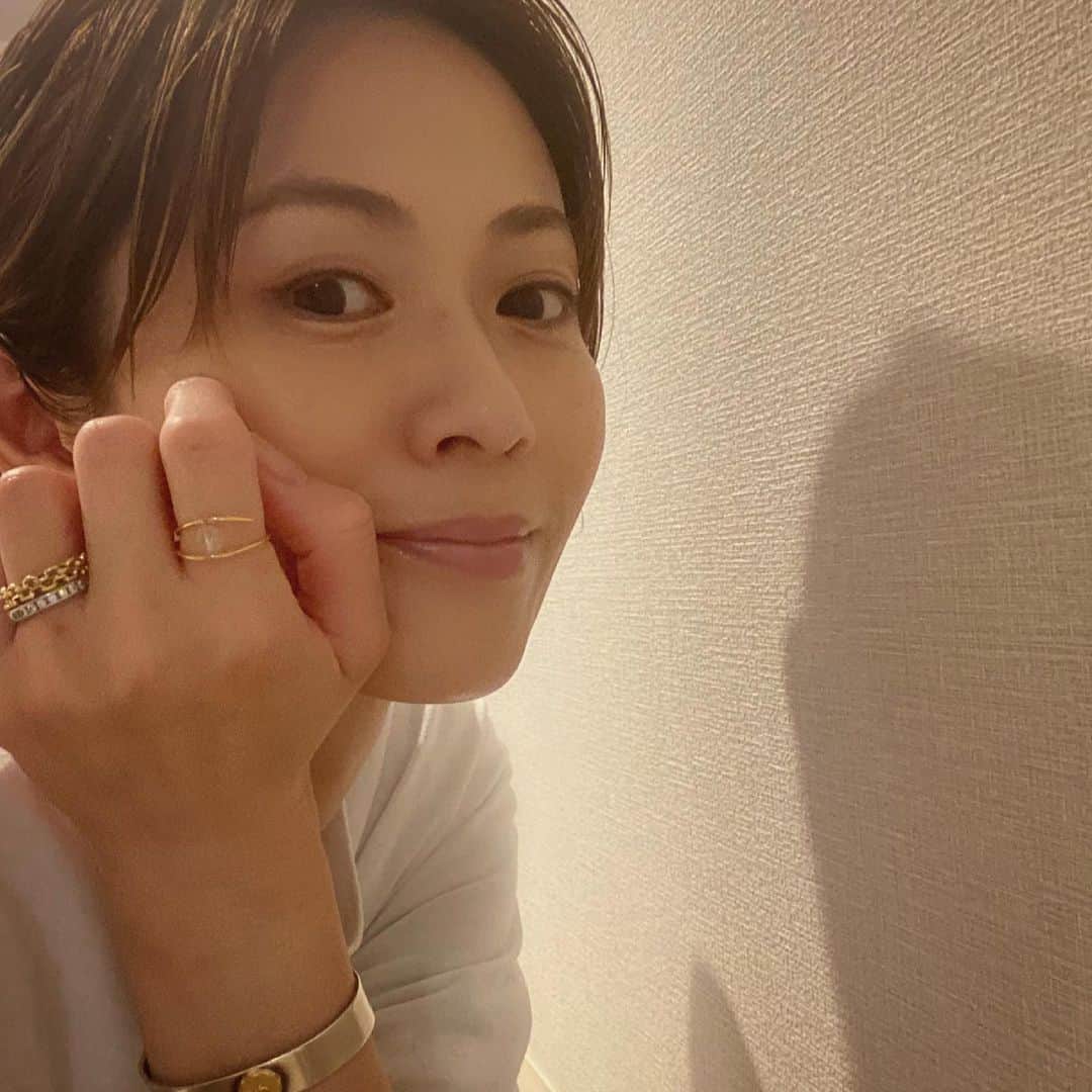 畑野ひろ子のインスタグラム：「@hana4art ちゃんと、 @stellarhollywood さんのコラボリング💍 セドナの石のお守りリング❤️ 華奢なゴールドのくるりんデザインが本当可愛い😍」
