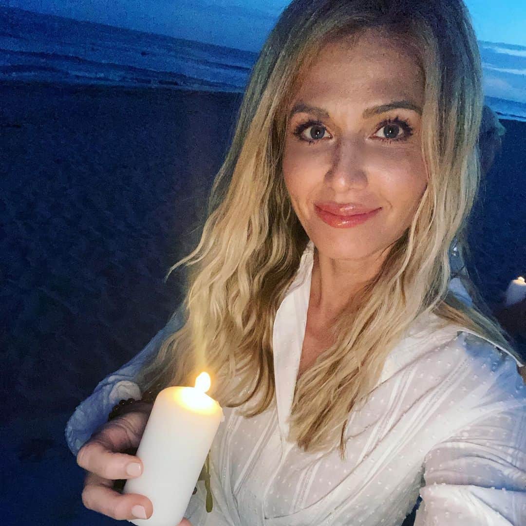 トリー・ウィルソンのインスタグラム：「. As we celebrated @misskarenpang today I was reminded of a few things.. . The material things we collect & the busy lives we live are not what ppl pause to remember when we die. . Giving ppl our most precious commodity (time/memories) and genuine love IS what ppl hang onto. . We struggle to recall alllll the funny moments, heartfelt talks, memories made...not which post of yours had more likes, if you had the latest designer purse or if your ass was peachy perfect. . It’s easy to get distracted by what needs to get done, be strictly focused on chasing goals or hung up on everything going wrong...but we never know when our time just might be cut short. Then all those things you stress over don’t matter one ounce anymore. . Live big. Love big. Make those memories. No regrets. ❤️」