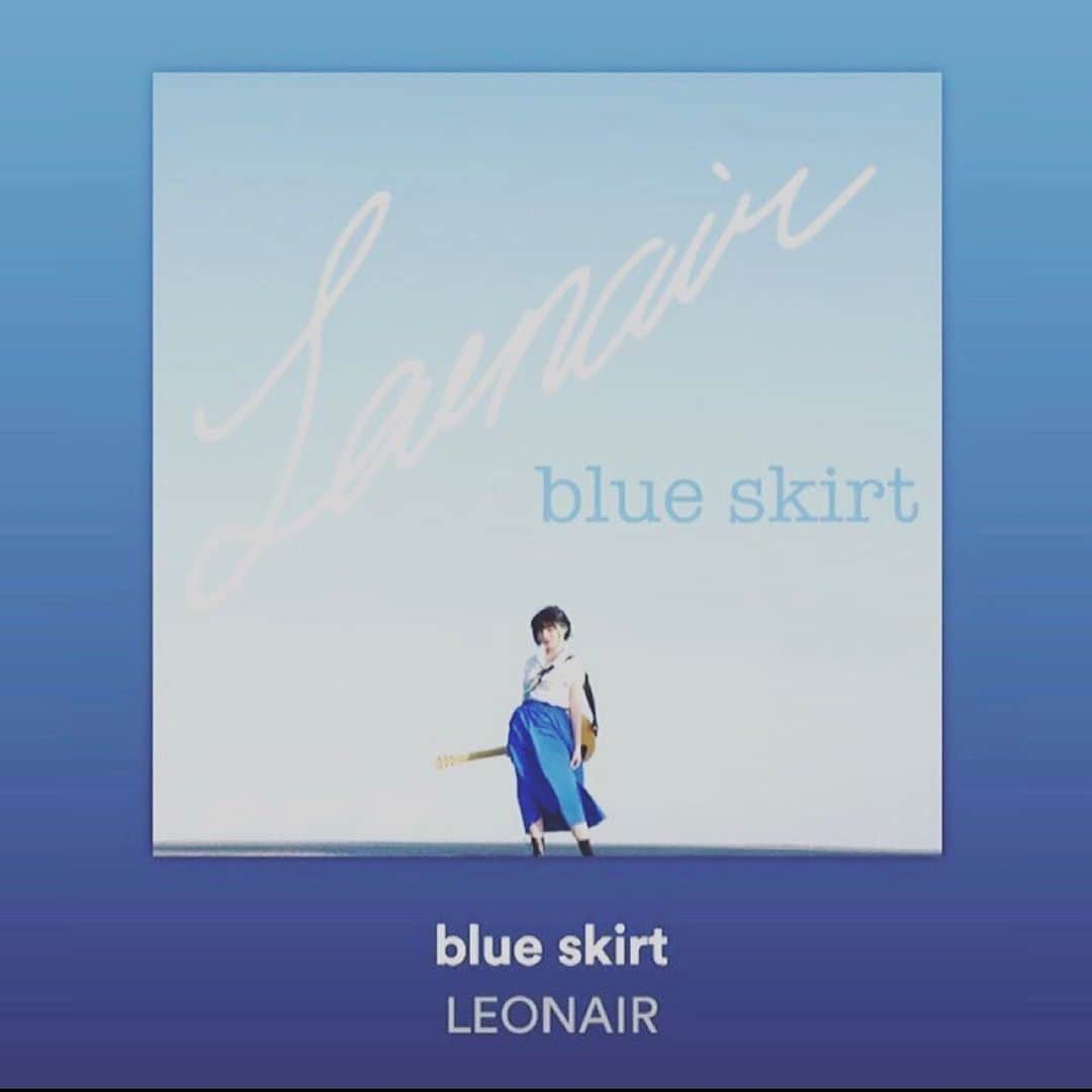 ヒヨリベリー（REVERBEE）のインスタグラム：「4/5 LEONAIR 1st song “Blue Skirt” 配信Start⚡️⚡️  夢のバンドとしての1st song✨ヒヨ初の作詞作曲の大切な曲やからみんなたくさん聞いて欲しいな💖 4/4のLEONAIR の1stライブに来てくれたみんな、本当にありがとう!!17歳最後の日に、バンドのボーカルとして演奏して歌うっていう夢が叶ってすごく幸せやった....😌こんな時期なのでなかなかメンバー全員対面で揃うことができなくて、実はちゃんと合わせて演奏できたのは4/4が初めてやったけど、それぞれがそれぞれのパートに歩み寄って一つの音楽・空間を作り上げていけた実感があり、バンドの結束が固まった1日でした♡そこにボーカルとして自分が参加できることがすごく嬉しかったし、リモートだったけど本当に目の前にみんながいると思って演奏して、みんなの歓声が生で聞こえてくるようやった。たくさんのコメントも本当にありがとう💌いつも応援してくれるみんなのおかげです😍 これはまだまだスタートに過ぎなくて、ここからもっと自分の夢・バンドの夢に近づけるようにLEONAIR 力を合わせて頑張っていきます🔥だから、応援よろしくね📣✨✨  Thank you so much for your support😘I love you so much every one!!!❤️❤️❤️ Gracias por su apoyo 🥰Te quiero mucho todos 💙💛💙」