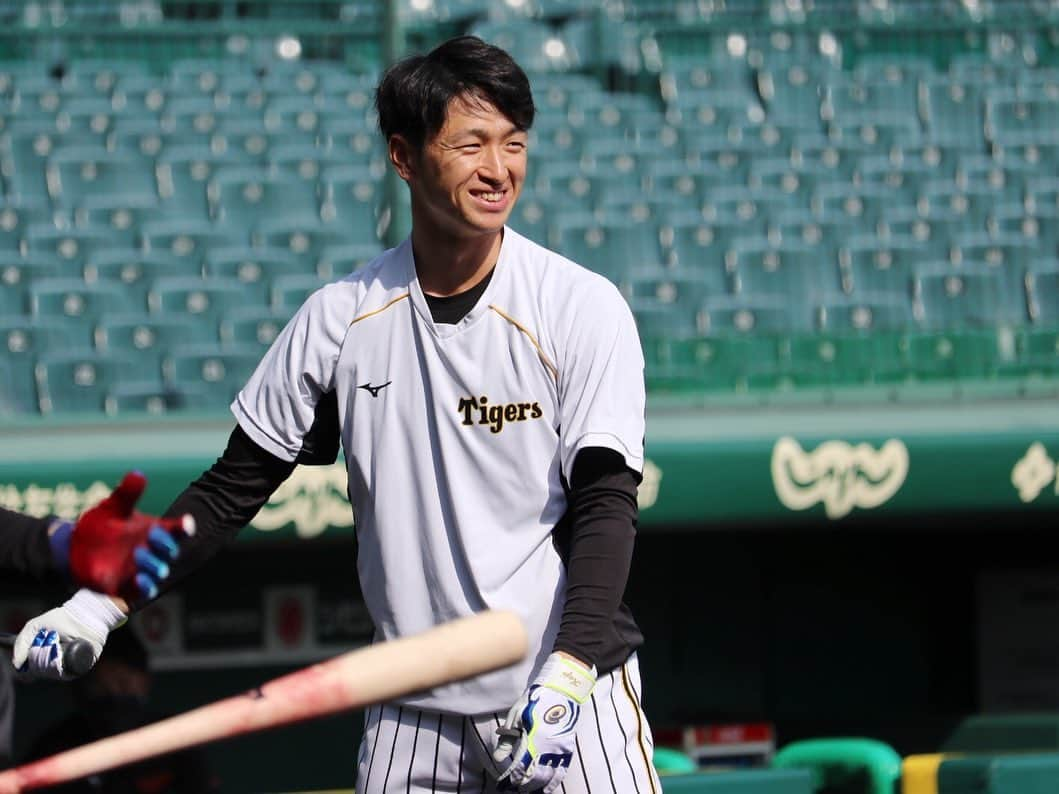 阪神タイガースさんのインスタグラム写真 - (阪神タイガースInstagram)「今日も甲子園で巨人戦‼︎ 試合前練習の様子です！  #近本光司 選手#木浪聖也 選手#坂本誠志郎 選手#中野拓夢 選手#佐藤輝明 選手 #阪神タイガース #挑超頂」4月8日 16時32分 - hanshintigers_official