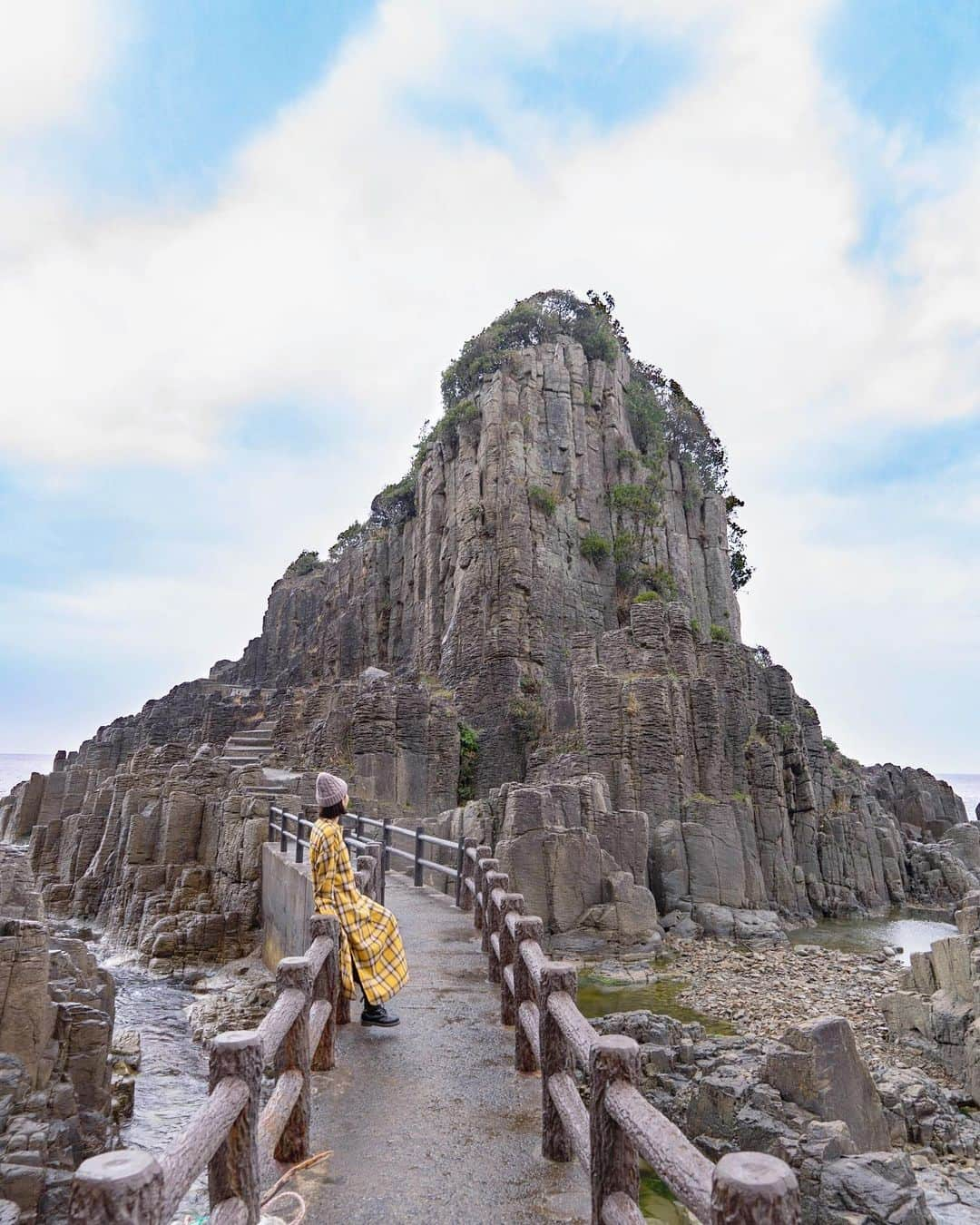 詩歩さんのインスタグラム写真 - (詩歩Instagram)「#Tojinbo is one of the most famous scenic spots in Fukui, but there is another place like this! About 30 minutes to the west from Tojinbo, Hokojima-Island appears along the Echizen Coast.  Like Tojinbo, Hokojima is a columnar joint, which is a rare form of terrain. It was formed when magma cooled and solidified during an eruption thousands of years ago.  It's about 50m high and when you look up it's awe-inspiring! There is a shrine of Fudo Myoo statue at the top of the island and you can climb it, but we gave up because of strong wind and rain on the day we visited... There is no fence and it is dangerous, so watch your step!  🦖  福井の景勝地といえば #東尋坊 が有名だけど、こんな場所もあるんです！  東尋坊から西へ30分ほど移動すると越前海岸沿いに現れる「鉾島（ほこじま）」。  東尋坊と同じく柱状節理という珍しい地形で、数千年前の噴火活動でマグマが冷えて固まる際に柱状になることから、こんな珍しい形になります。  高さは50mほどとあって、東尋坊と違って見上げたときの迫力がすごい👏  島の頂上に不動明王像の祠があって登れるそうなんですが、訪れた日は強風と雨で断念・・・😢柵もなく危険な場所もあるので、訪問の際は足元に注意してくださいね！  🚃  お仕事で北陸3県を巡ってきました！  #shiho_hokuriku のタグで 富山 / 石川 / 福井 の写真をpostしていきます📷お楽しみに〜✨  🙏旅行を検討中の方へ﻿ 緊急事態宣言解除後も、引き続き感染症対策は必要です！  政府や自治体が発表している新型コロナウイルスの最新情報を確認し、遠方の感染拡大エリアへの訪問は控えるなどご自身で判断をお願いします。﻿#withコロナ旅行 での感染対策方法についてはyoutubeに動画をあげています。  @fukuikankou   📷 2021 📍鉾島(ほこじま)／福井県 福井市 📍Hokojima island ／Fukui Japan #shiho_fukui  ©詩歩 / Shiho」4月8日 16時43分 - shiho_zekkei