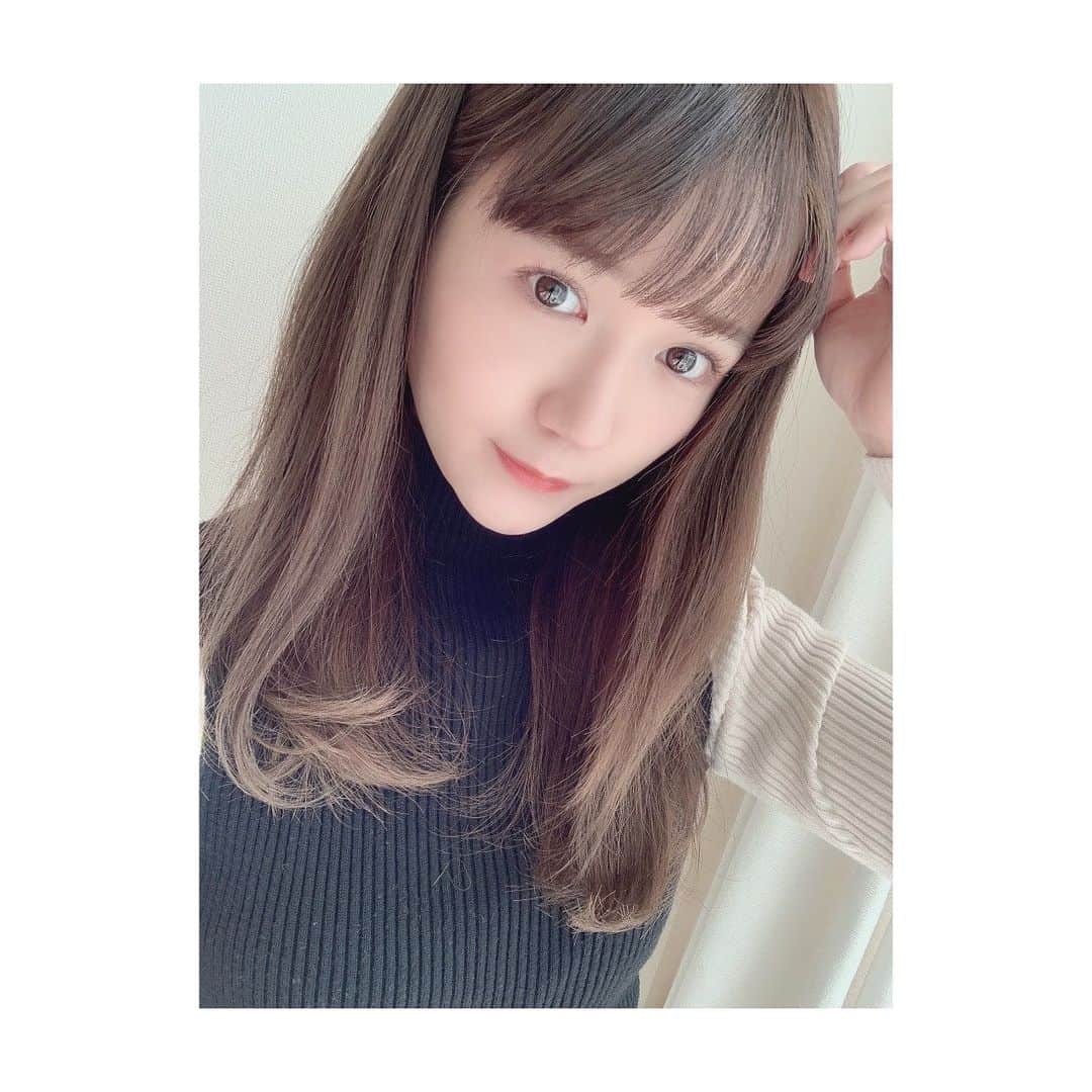尾崎由香のインスタグラム：「最近お気に入りコスメ✨  #GUCCI リップ💄  ドバイで買ってから、お気に入りのリップ💕 パッケージも発色も可愛い☺️  #コスメ　#リップ　#おすすめ」