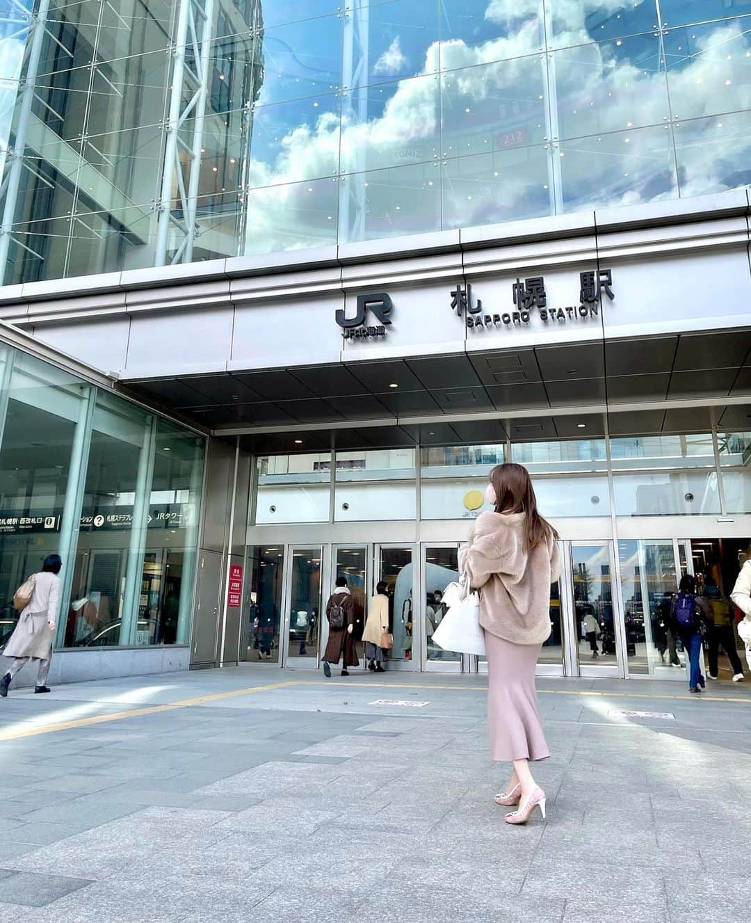 のインスタグラム：「突然ですが4月中に上京することにしました🕊全てが初めての経験で今は胸が高まってます。札幌が大好きな生粋の道産子なので離れるのは寂しいですが、戻る余裕が出来た頃には札幌観光大使になってると思います♡活動地が変わるだけで私は私なので今後とも応援よろしくお願い致します〜！🙂 #札幌 #なまら好きだべさ」