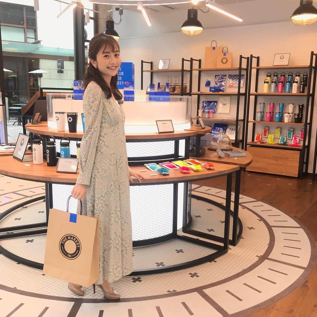 のインスタグラム：「THE MARKETオープンしてます🛍  YouTubeでは動画でも紹介してますので是非チェックしてくださいね〜 ナレーションも担当しています。  桜が綺麗なのが、 赤坂の好きなところの一つ🌸  ワンピース:COCODEAL  #themarket #fromTBS」