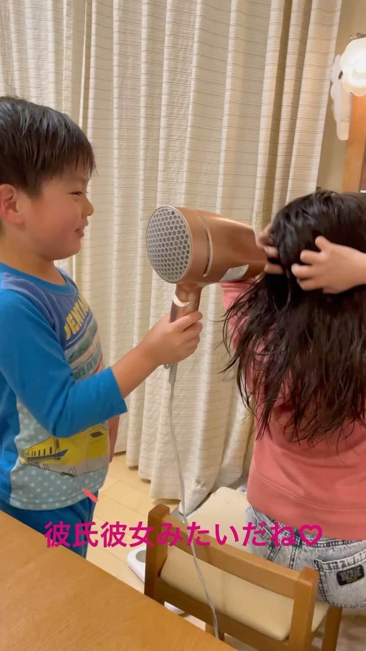 ブラザー4チャンネルのインスタグラム：「幼なじみの子と♪ お風呂上がりに髪を乾かしてあげるなーたん♡ #ブラザー4 #brother4 #ななと #なーたん #可愛い #新一年生」