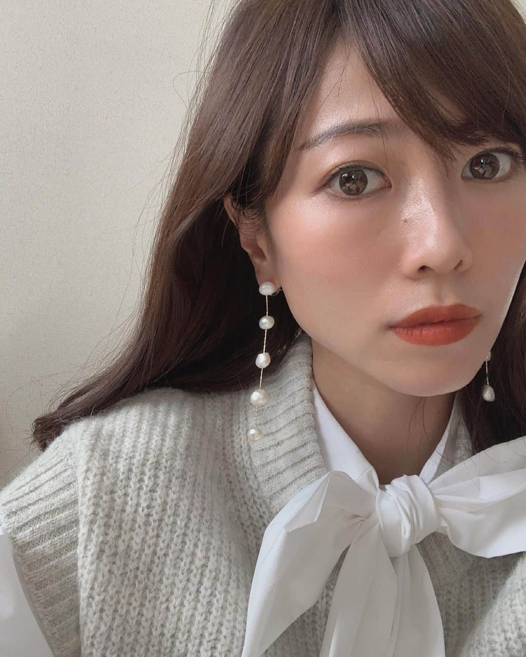 ayu kagawaさんのインスタグラム写真 - (ayu kagawaInstagram)「@romile_official コラボブラウス、完売後も沢山の再販リクエストを頂いていたようで、本当に有難うございます🙇‍♀️🙏 4/11日（日）21:00〜4/14（水）9:00まで予約販売をさせて頂けることになりました！✨ 今回が最後の発売となります！ これを着るだけで可愛くキチンと見えるのでとってもお勧め♡ 軽やかな生地なので夏も着ていただけると思います♡ 今日合わせたピアスは @lecadeau_acc のもの。 これプチプラでとっても可愛い♡ （最初白のベスト着ててやっぱり黒に着替えてお出掛けしたので3枚目だけベストの色が違う笑） #fashion#mamafashion」4月8日 17時24分 - ayuyunyun