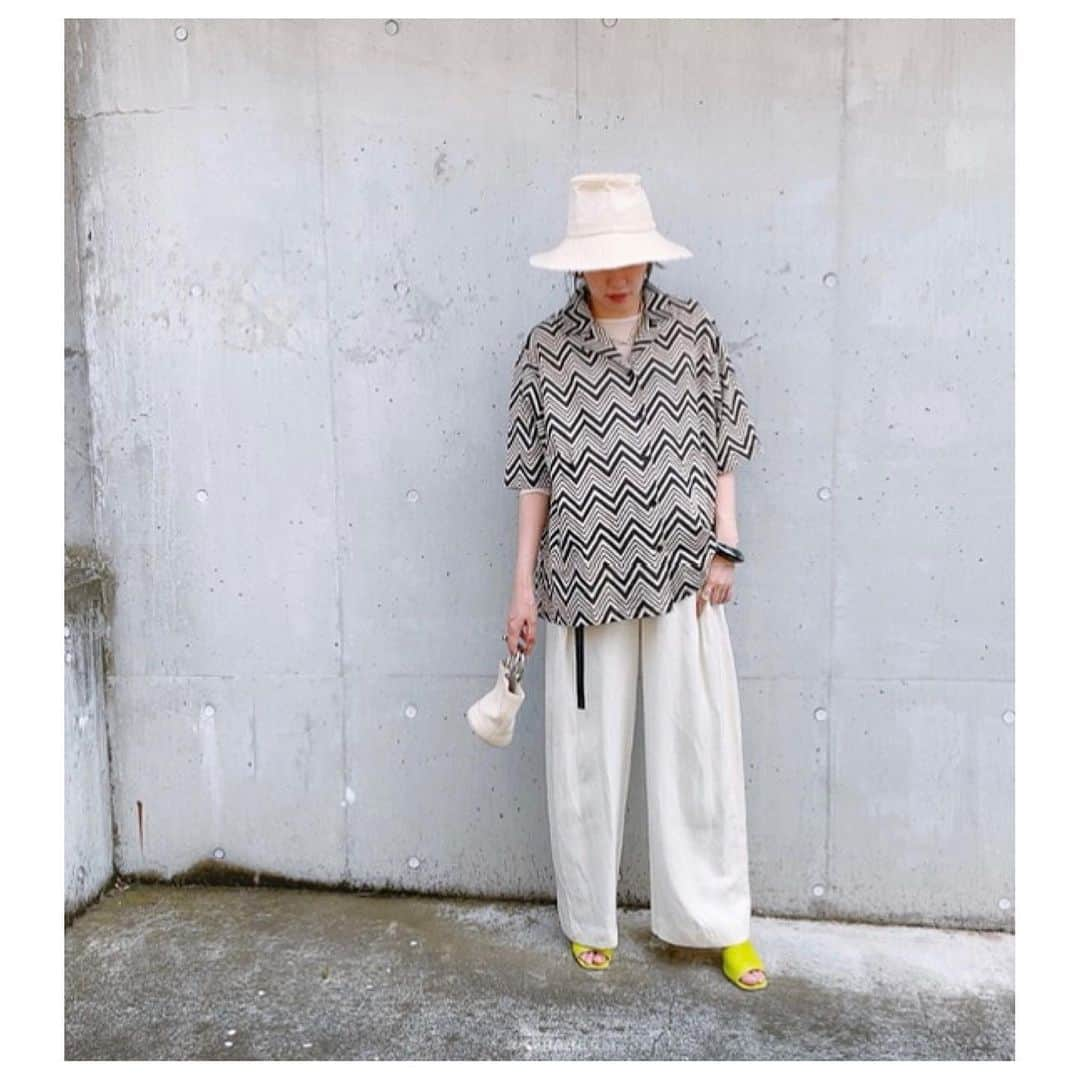 船曳ひろみさんのインスタグラム写真 - (船曳ひろみInstagram)「Hat/ @todayful_  去年の😌 Shirt/ @todayful_  Pants/ @therow  Sandals/ @todayful_  Bag/ @simonmillerusa  #pi_ootd #todayful #lifes_staff_ootd  #マタニティコーデ #臨月」4月8日 17時47分 - hiromi_funabiki