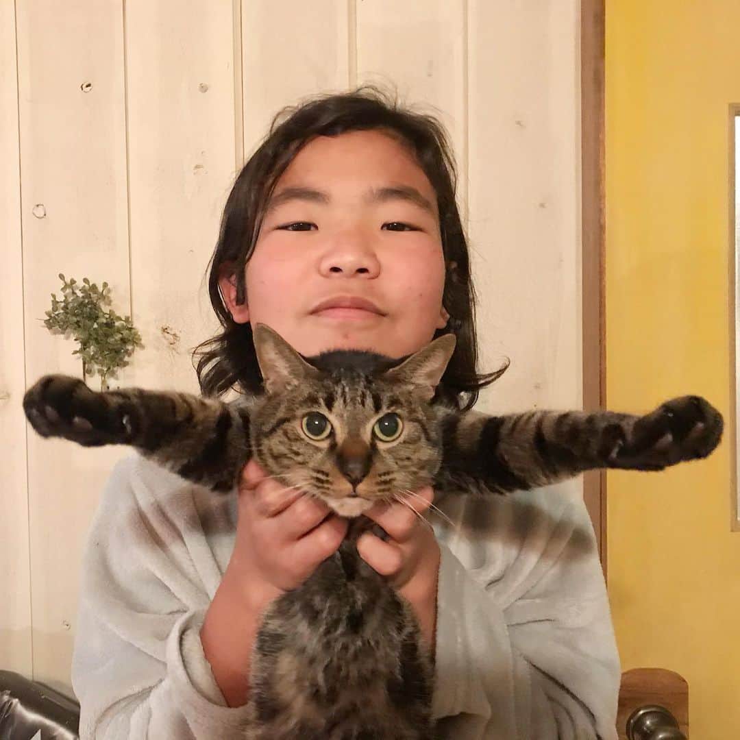 makicocomoのインスタグラム：「お久しぶりです。 みんな元気です！  惇郎もこの4月から中学生✨ この頭のまま登校する勇気はなく、バッサリと切って新生活です😂 小学校6年間はほんとにいろいろな事があり、彼自身とともに私も成長させらせました。 まだまだ心配は尽きませんが、彼らしく過ごせるといいな。 楽しい3年間になりますように！」