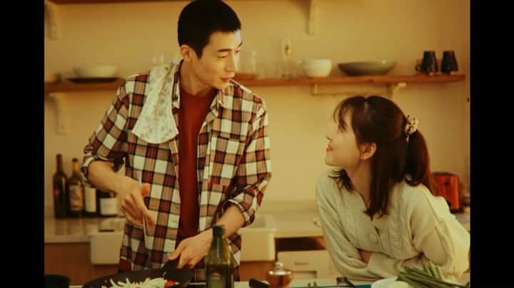 カン・ミンギョン のインスタグラム：「2년만에 신곡이 나와요 벌써 그렇게 지났나 믿기지 않아서 막 싱숭생숭하고 그러네요 4월 12일 6시. 저희의 새 노래 많이 많이? 꼭꼭? 들어주세요!  다비치 - 그냥 안아달란 말야」