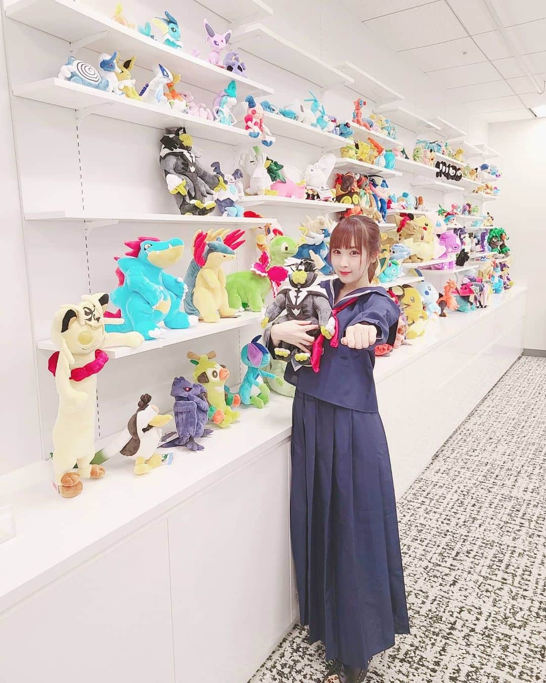 のインスタグラム：「いちげき番長roomです🏘 (ポケカ学園内ドラマ内で)  ポケモンたちがいっぱいでなんて可愛いお部屋なんでしょう。横にはいちげきのウーラオスがちょこんと座ってます🧸  #ななっぷる #ポケカチャンネル」