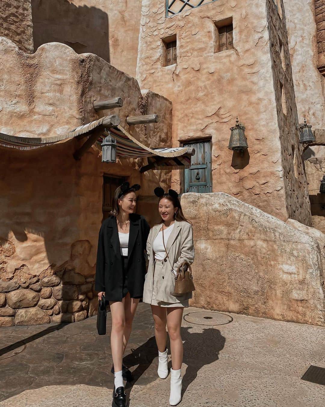 孫きょうのインスタグラム：「matching🖤🤍 set upで合わせたディズニーコーデ🦓  私の洋服を着てもらったら リンクコーデばっちり決まった✌🏽笑  KYOU @aclent_official  ARISA @room306contemporary」