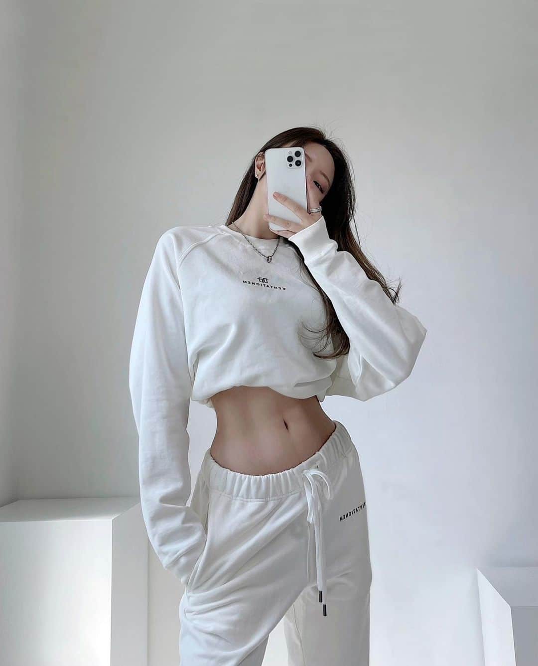 Choi Somiさんのインスタグラム写真 - (Choi SomiInstagram)「⠀⠀⠀⠀ #ad #텐테이셔넴 @tentationem_official  핏 디자인 다 예쁜데 소재가 너무 좋네🖤」4月8日 18時32分 - cxxsomi