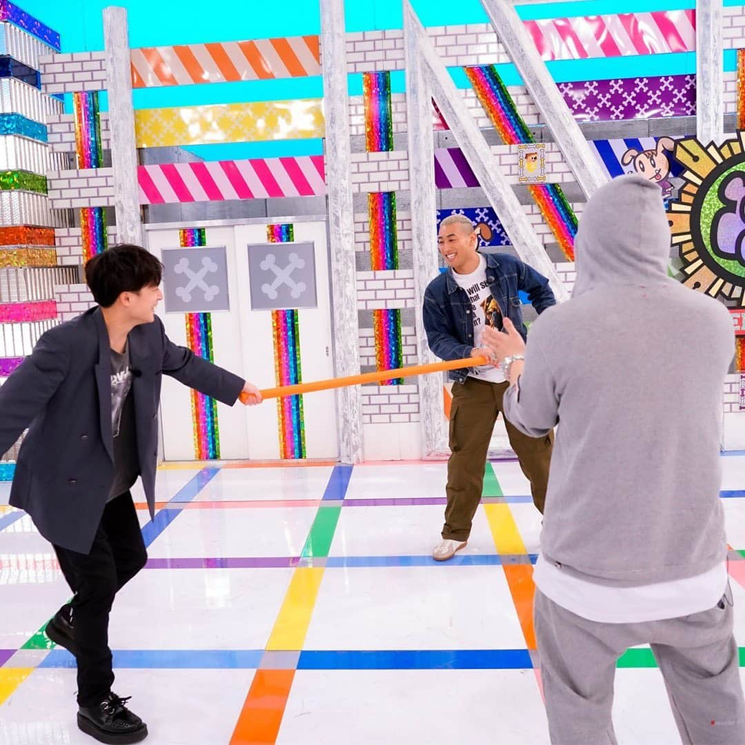 GENERATIONS高校TVさんのインスタグラム写真 - (GENERATIONS高校TVInstagram)「バラエティゲームで本気の対決🔥﻿ 裕太が白熱バトルで大暴れ👀❓﻿ ﻿ ソーシャル真剣白刃取り対決で﻿ 天然を見せたメンバーも🤣﻿ ﻿ ABEMAビデオでチェックしてね🎬﻿ ﻿ ＼ #GENE高リールチャレンジ🤳／﻿ 5年目突入記念🎉﻿ GENE高のリールフィルター完成！﻿ ﻿ まばたきでGENE犬がジャンプ🐶！﻿ みんなでゲームに挑戦して﻿ リールをUPしてみてね🏫✨﻿ ﻿ GENEが挑戦したリールは随時更新中☝️﻿ そちらも忘れずにチェック▶️﻿ ﻿ ✅プロフィールの右上にある﻿ 🔔マークをタップで通知をON！﻿ ﻿ 企画やプレゼントなど…色んな情報を﻿ 更新していくので、待っててね✨﻿ ﻿ GENE高公式Twitterも更新中🐤﻿ @gene_kou で検索🔍﻿ ﻿ -----------------------------------﻿ #gene高 #ジェネ高 #generations高校tv #gene #generations #ジェネ #ジェネレーションズ #generationsfromexiletribe #ldh﻿ #白濱亜嵐 #片寄涼太 #数原龍友 #小森隼﻿ #佐野玲於 #関口メンディー #中務裕太﻿ #ジェネ犬」4月8日 19時00分 - genekou_official