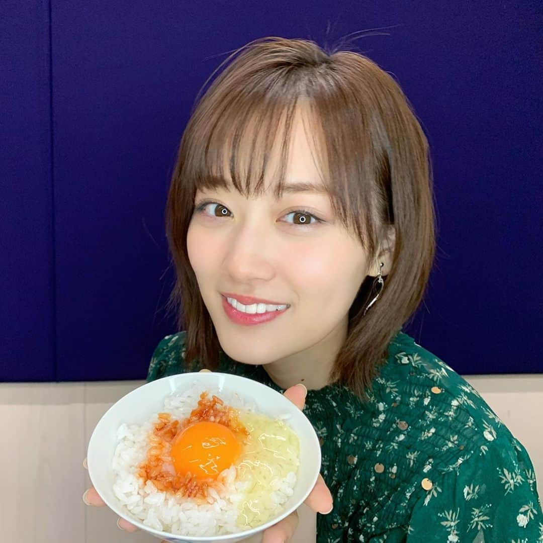 山下美月のインスタグラム：「・ 重版決定㊗️にたくさんの反響ありがとうございます🥺✨  山下さんからみなさんへの愛のメッセージはTwitter【mizuki1st_paris】にアップしているのでチェックしてくださいねっ💓  #山下美月1st写真集 #忘れられない人 #重版出来 #夜ごはん」