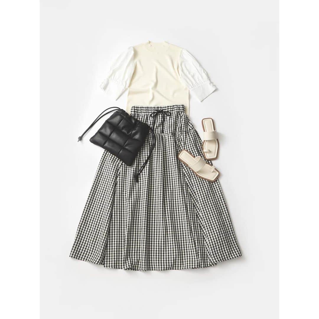 のインスタグラム：「＼TODAY'S STYLING 📚／  注目のドッキングニットに、 ギンガムチェックのスカートを合わせて 女性らしく、今年らしく。  ------------------ #nnaturalbeautybasic #code #coordinate #コーデ #コーディネート #カジュアル #ギンガムチェック #春コーデ #マキシスカート」