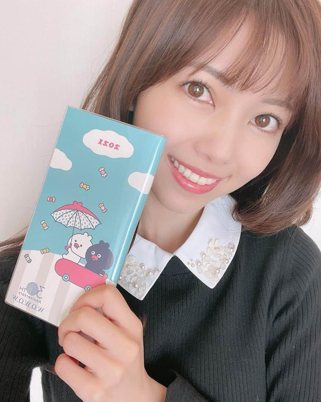 川又智菜美のインスタグラム：「【ご報告】﻿ ﻿ この4月からWOWOWのアナウンサーに﻿ 仲間入りさせていただくことになりました💗﻿ ﻿ 幅広いスポーツ・エンターテイメントを﻿ 扱っているWOWOWで﻿ お仕事をさせていただけるということで﻿ ワクワクドキドキでいっぱいです😆﻿ ﻿ 私が手に持っているのは今年の手帳📓﻿ 表紙にいるこの可愛い子たちは﻿ WOWOWのコーポレートキャラクター﻿ ウーとワーです☺️﻿ （画像が反転してしまっている…ごめんなさい😭） ﻿ より一層頑張っていきますので﻿ みなさんこれからもよろしくお願いします😊﻿ ﻿ #WOWOW」