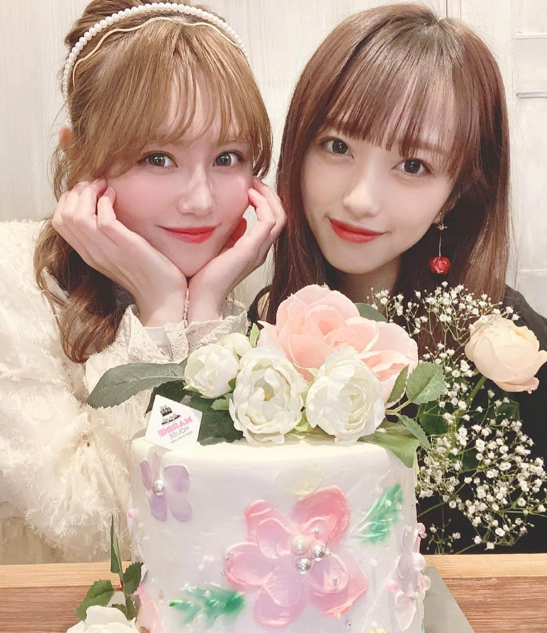 込山榛香さんのインスタグラム写真 - (込山榛香Instagram)「美音のお誕生日会🎂💐 ﻿ ﻿ 凄く可愛く作って貰いました♡﻿ ﻿ オーダーケーキを考える時、﻿ 喜んでくれると良いなってワクワクする🥰﻿ ﻿ ﻿ ﻿ この状況下で中々会えなくて遅くなっちゃったけど、 今年もお祝い出来て良かった🎁﻿  ﻿ 久しぶりにメンバー達とご飯が出来て﻿ 凄く楽しかったです💕﻿ ﻿ ﻿ ﻿ #誕生日ケーキ #marinehouse #オーダーケーキ﻿」4月8日 19時35分 - komiharu_official