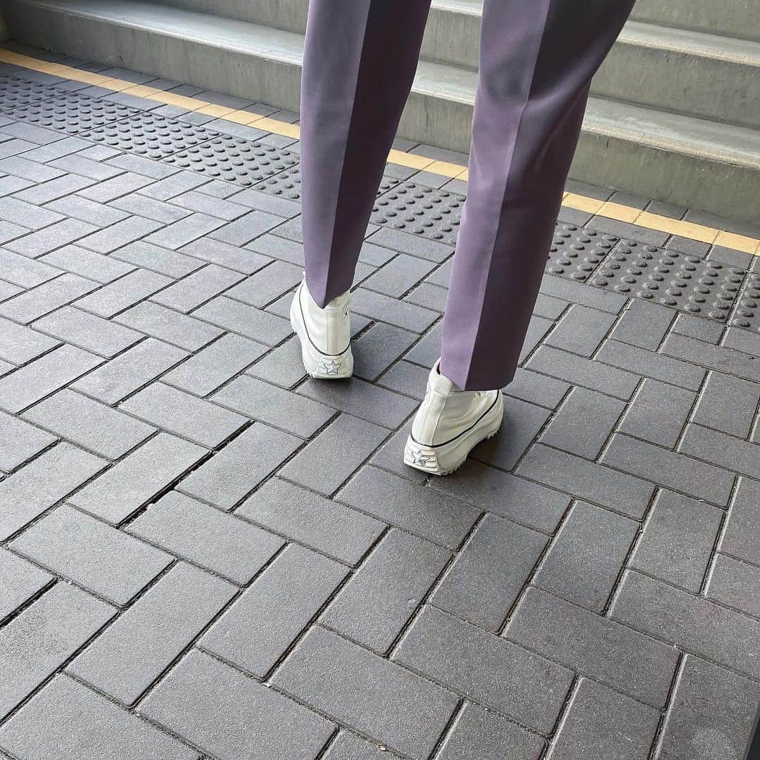 相原百花のインスタグラム：「. 👟👟👟 . #runstarhike  かかとの⭐️がまたかわいい🥺 . ブーツみたいに履けるのに足全く疲れないから 可愛いだけじゃない、本気のおすすめ❤︎ . 2トーンのソールも買い足すか迷う🥺🥺 . #converse#sneaker#sneakerboots#purple#highcutshoes」