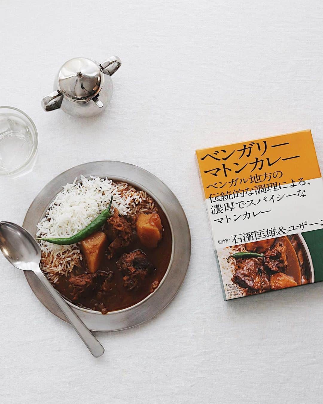 樋口正樹さんのインスタグラム写真 - (樋口正樹Instagram)「bengali curry . 今夜はカレーなる本棚から、 ベンガリーマトンを選んで インディカ米と合せました。 しっかりスパイス効いてて、 羊肉もゴロゴロを入ってて、 この頃のレトルトカレーは ほんと本格的で美味しいし、 コレは装丁も好きなタイプ。 . 先日に伺った北野エースの 東京ソラマチで買いました。 カレーもお酒も充実してて、 下町感もある店舗でしたよ。 @kitanoace . . #ベンガリーマトンカレー #本格ベンガルカレー #石濱匡雄 #ユザーン #カレー #レトルトカレー #カレーライス﻿ #カレー大好き #本格的な味 #スパイシー #スパイス効いてる #北野エース #北野エース買物倶楽部 #北野エースで買ったよ #curry﻿ #curryrice﻿ #36chambersofspice #bengalifood #bengalicurry #bengalimuttoncurry #muttoncurry」4月8日 19時30分 - higuccini