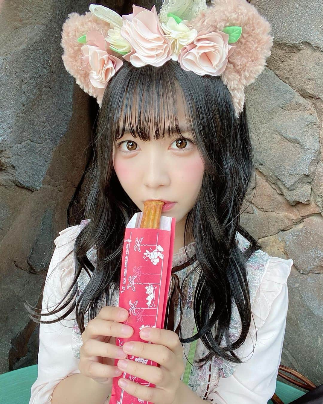 天羽希純のインスタグラム：「もぐもぐ…❤  #ディズニーシー #ディズニーコーデ #ディズニー #ディズニーグッズ #シェリーメイコーデ #シェリーメイ #シェリーメイカチューシャ #巻き髪 #巻き髪アレンジ #ディズニーグルメ #ロリータ #ロリータファッション #私服 #コーディネート」