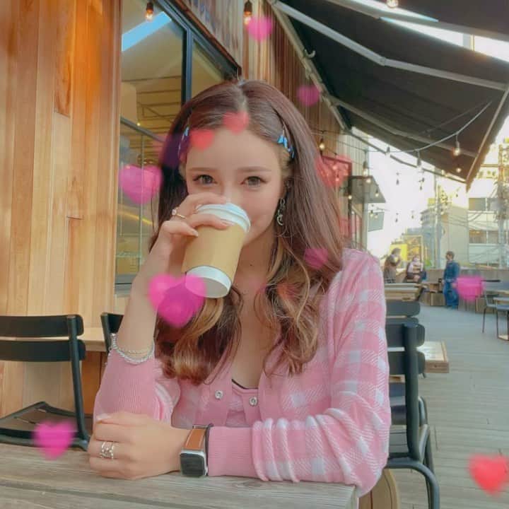 皇咲あゆのインスタグラム：「、 ストーリーズでは半顔だったこの写真📸 好評だったから全顔+🧡で♡♡♡ たくさんのDMもコメントも本当にありがとう💗 いつも元気もらってるよ🦋🌈 、 毎日変化していく自分の気持ちを やっと楽しめるようになってきたこの頃💫 落ち込んでいいし、泣いてもいい🌱 たまには諦めちゃってもいいと思うよ。 またきっと、自分を好きになれる日がそのうち来るもん🧚🏼‍♀️🌈 、 あたしは今まで自分らしく生きたい。って 強く願ってたの。 それが変わることはないけど、今は 人に優しく生きていきたいって強く思う💫 あたしがたくさんの優しさに触れたから あたしもそんな風に生きたいと思うようになったよ♡ 、 今日も１日、生きてくれてありがとう💗 愛を贈ります💕💕💕 、 #サリーから愛を込めて 🌹 #昔からピンク色が大好き #見た目からも笑い方からもパー子って呼ばれてた w」