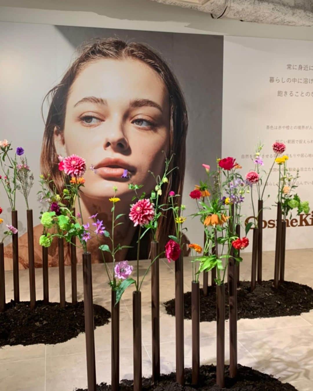 井出レイコのインスタグラム：「. ➖➖➖➖➖➖➖展示会➖➖➖➖➖➖➖ 🌾もう2021awですね🍂🍂 1枚目の写真のお花可愛いかった ➖➖➖➖➖➖➖➖➖➖➖➖➖➖➖➖➖ 🌹🖤🥀🖤🌹🖤🥀🖤🌹🖤🥀🖤🌹🖤🥀🖤🌹」