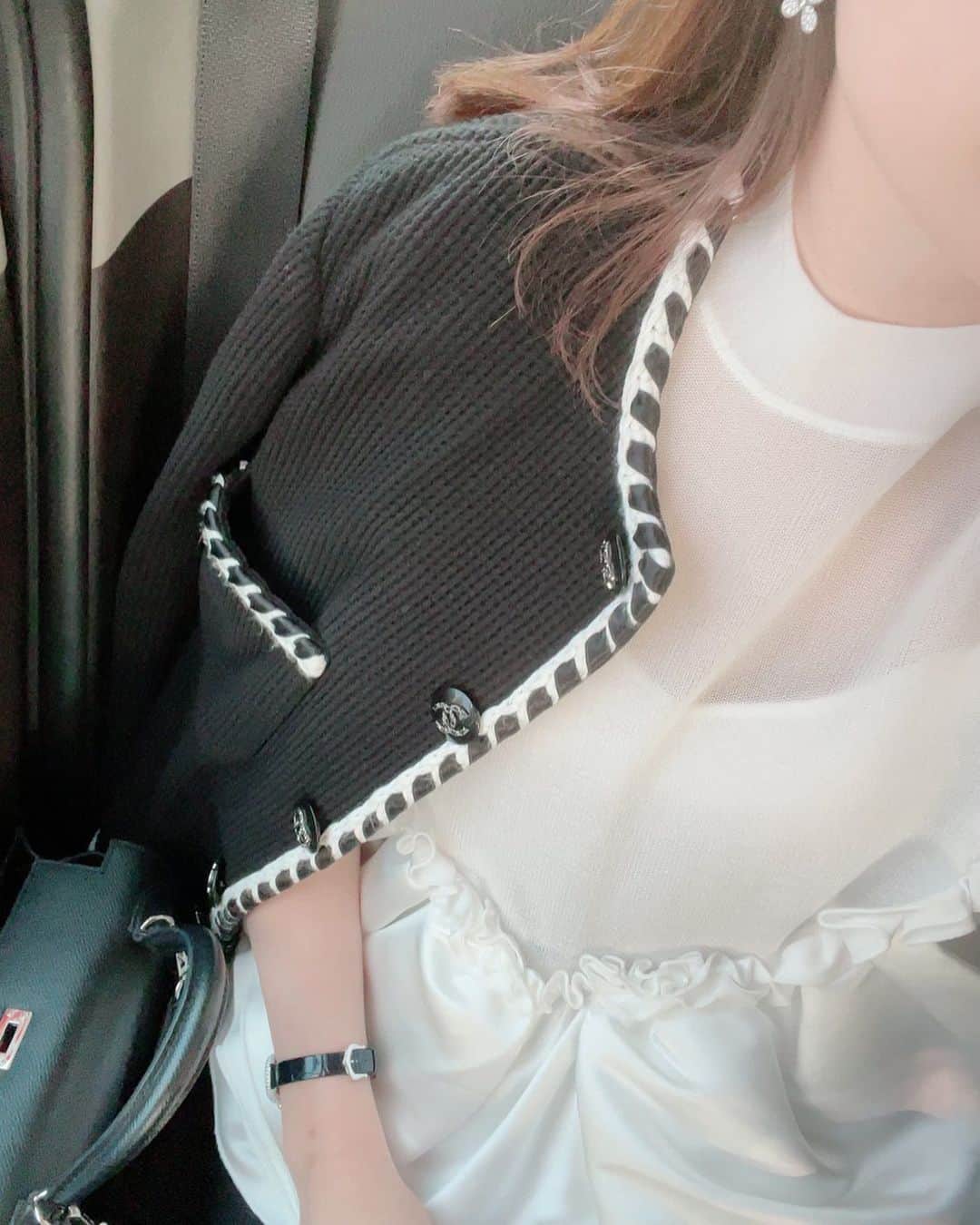 髙田麻紀子のインスタグラム：「❤︎ . 可愛すぎて2色買いしたサテンドッキングニット✨ @seventenbymihokawahito 🤍🤍 もう一色はピンクにしました💗 . #instagram #instapic #instalike #fashion #ootd #outfit」