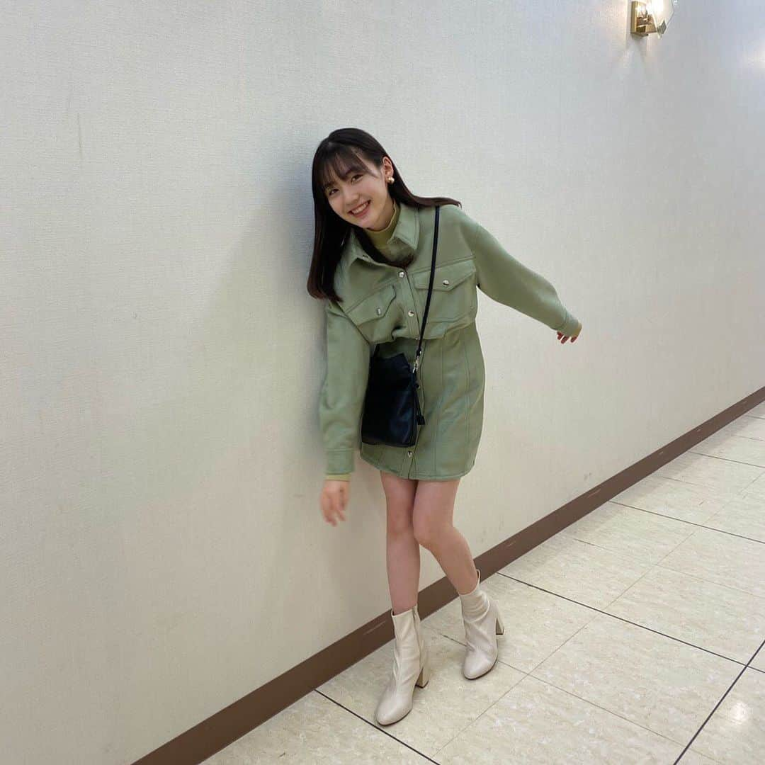 新潮社「ニコラ」さんのインスタグラム写真 - (新潮社「ニコラ」Instagram)「ミントコーデ🦖💚 ピスタチオカラーのアウターは寒い冬はアウターとして春は1枚でワンピースとして合わせられるよ！  そして、白ブーツはコーデのアクセントにもなるのでこの春、ぜひ合わせてみてね🌸  トップス_gu アウター_Bershka シューズ_Bershka バッグ_WEGO  #宮本和奏 #ワカナ #ニコモSNAP #ニコモ #ニコラ #nicola #中学生 #jc3 #今日のコーデ #きょコ #お洒落さんと繋がりたい」4月8日 19時56分 - nicola_snap