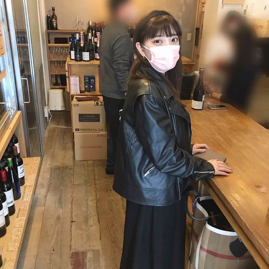 三谷紬さんのインスタグラム写真 - (三谷紬Instagram)「* お酒はもっぱら麦焼酎！でしたが 最近ワインが飲めるようになりました🍷 大人の階段を登っています〜笑 おうち時間に美味しいワインが飲みたい！ ということで ナチュールワインのお店に行きました☺︎ 沢山あって迷いました🙄 買ったワインを美味しく飲める料理のレシピを 探そうと思います🔍 酸化する前に飲み切るぞ✊ * #ワイン#wine#赤ワイン#ナチュールワイン#naturewine#自然派#無添加#お酒#麦焼酎#兼八#好き#大人な女性#😊#🍷#料理#レシピ#テレビ朝日#アナウンサー#三谷紬」4月8日 20時00分 - mitani_tsumugi