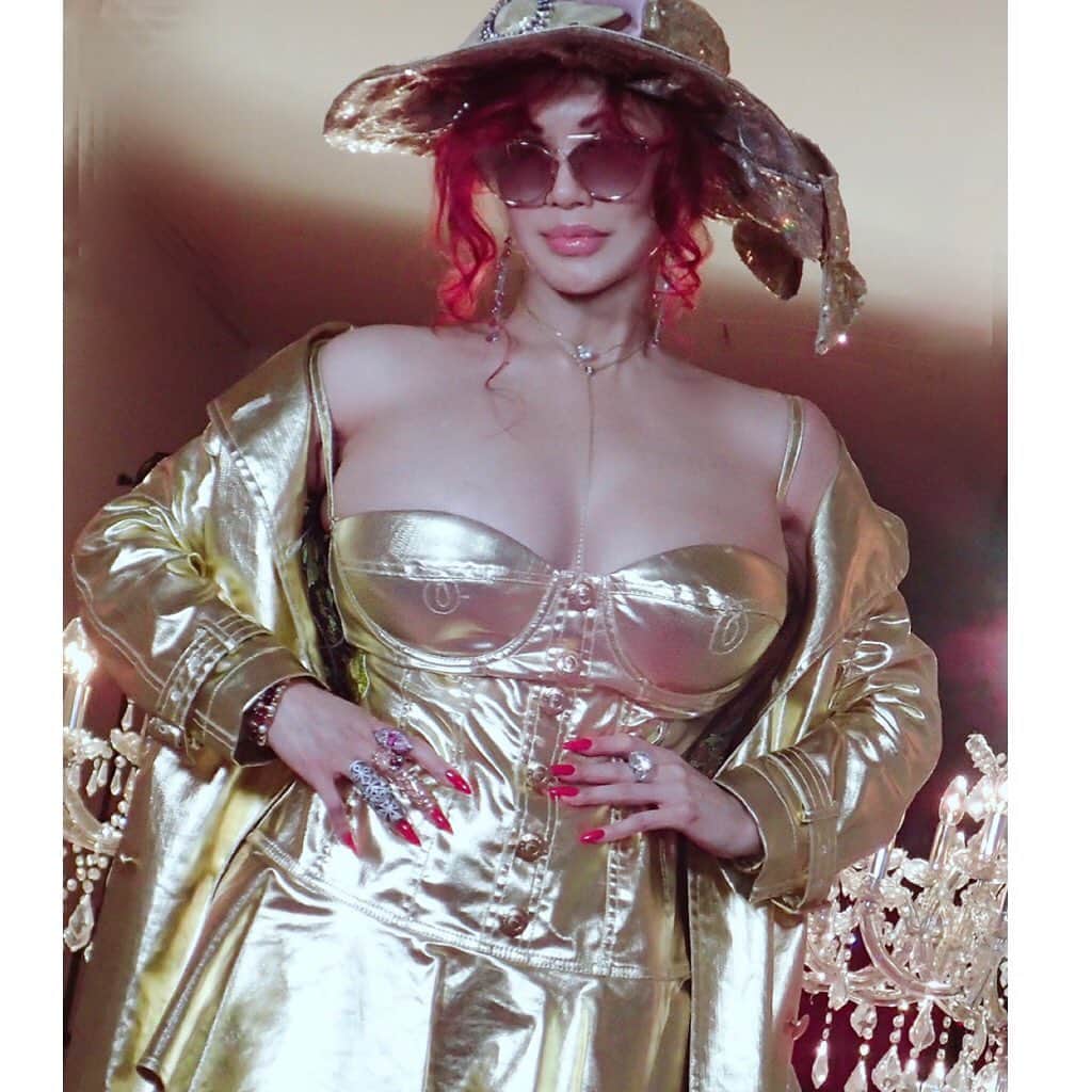 叶姉妹のインスタグラム：「⚜️イジワルなひとには…⚜️「あなたの心に💖輝きをもたらす💎心の格言集🌹✨」-8   私達の愛する大切な皆さん、ごきげんいかがでしょうか🥰💖  「イジワルなひと」には…。  世の中のさまざまな場面、 いろいろと違ったケースはあると思いますが、 ネガティブでイジワルなひとは、 基本的にいつも 「不幸なこころ」の人生なのでしょう。  (関わりあわずにすむ選択肢があるのであれば それが一番。)  「イジワルなひとには 優しさを返して」  イジワルな言葉や いじめのような不当な扱いには、 なるべく相手にしないように。  そして、 もしできるならば 優しさの心をもって 笑顔で対応することで 「イジワル」な心の醜さとミジメさを 相手が気ずくことができるかもしれません。 もちろん、 そう簡単なことではないと思いますが。  少し視点を変えると ご自身の「心のあり方」が 変わるということですよ。  「落ち込んでいる表情」や 「暗くなってしまう」のは、やめましょう。 なぜなら、 あなたが傷つき自信をなくすように わざとしているのですから。 そのようなときこそ、 自分を見失わないようにするか、 その態度を養いましょう。  こちらにつづった言葉達が、 どうか、 かけがえのない日々を たしかにすごされている 「あなた自身」を照らし出す鏡となり、 あなた自身を輝かせる最高の心のジュエリーを 発見するための 小さなヒントとなりますように… 毎回書いておりますが、 こちらのブログでは、 わたくし達と皆さんの愛あふれる心のオアシス、 心と体のバランスを整えていきながら 自然とデトックス効果を導きしなやかで 幸せ体質を創れる脳への ストレッチ、トレーニングですよ。 ですから、 わたくしの心の言葉を読む、のではなく 心で 感じてくださいね。 そして、 すこしでもさまざまな ストレスを解き放ち 軽くできる習慣を創り上げていくことが、 幸福を日常的に感じる 人生の基盤となり、 幸運を自分自身の手でつかみとる鍵と なることでしょう。🌹✨ わたくしの著書を読んでくださっている方々には 知って下さっている内容も多いとおもいますが 同じ言葉も皆さんのコンディションにより とても深く伝わり しみわたることでしょう。 心より、 愛と感謝をこめて‥。  ハッピー＆ヘブンリー エナジーお贈りいたします🌹✨  KYOKO 💋✨& MIKA💋✨ 💎「世の中が見えない危険にさらされて 急速に変化する不安定な今、 わたくし達の愛する大切な皆さんが どうか 心身ともに健やかに幸せに過ごされますように 心より願っておりますよ。🌹✨」 ちなみに、このお写真たちは以前のダウンタウンDXSPスターの私服ですが、まだ、アップしておりませんでリクエストがたくさんありましたので ぜひ楽しんでいただけますと嬉しいですよ。🥰💖  #モスキーノクチュール #エルメス　#バーキンクロコ　#シャネル #FENDI #徐倫  #cartier  #ジュエリーマスク　#イブサンローラン #amazing #heavenly #バラの香り  #precious#fabulous #叶姉妹 #heaven #ファビュラス  #宇宙   #コミケ #叶 #叶ポージングエクササイズ  #究極生命体 #peace #peaceful #lgbtq #至福 #幸運 #天使 #女神 #愛するあなたへ」
