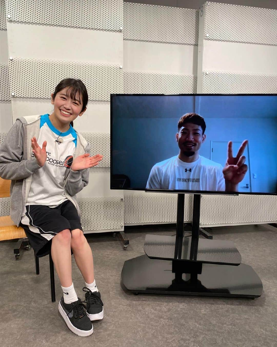 浅野杏奈さんのインスタグラム写真 - (浅野杏奈Instagram)「本日22:00〜﻿ ﻿ ⛹️‍♂️マイナビ Be a booster!⛹️‍♀️﻿ ﻿ 琉球ゴールデンキングスの﻿ 岸本隆一選手﻿ にインタビューをさせて頂きました✨﻿ 新設された沖縄アリーナについても﻿ お話を伺いました💪🏻﻿ ﻿ とても優しくお答えいただきました🙇🏻‍♀️﻿ ﻿ 個人的に！﻿ キングスの試合中の音楽好きです🌴﻿ ﻿ ぜひ見てください🤍﻿ ﻿ #琉球ゴールデンキングス﻿ #岸本隆一　選手﻿ #bs11bab #Bリーグ」4月8日 20時04分 - this.is.anna_box