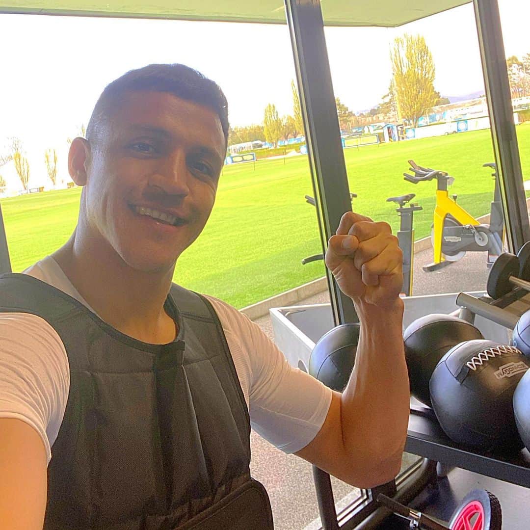 アレクシス・サンチェスのインスタグラム：「Gym 💪🏽⚽️」