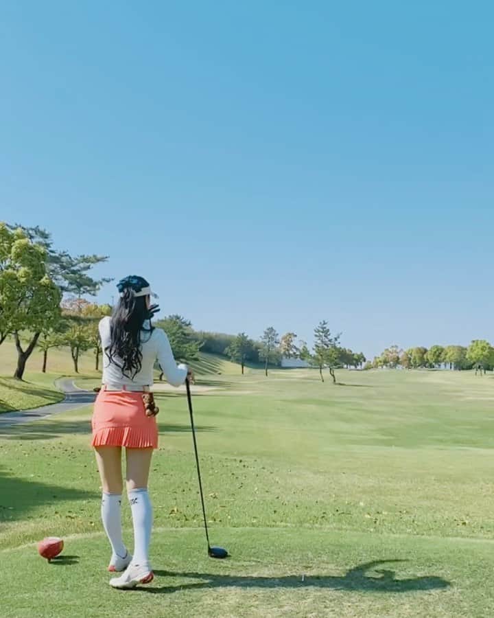 真木しおりのインスタグラム：「リールの続きの動画でも のせとこーかしら❤️  ホラヨット。  動きがいちいちウルサイんよな~🥺🥺🥲  #ゴルフ#ごるふ#golf#골프 #ゴルフウェア #ゴルフ女子#골프웨아#골프스타그#golfstagram#golflife#golfswing #골프웨어 #골프스윙 #골프여자」