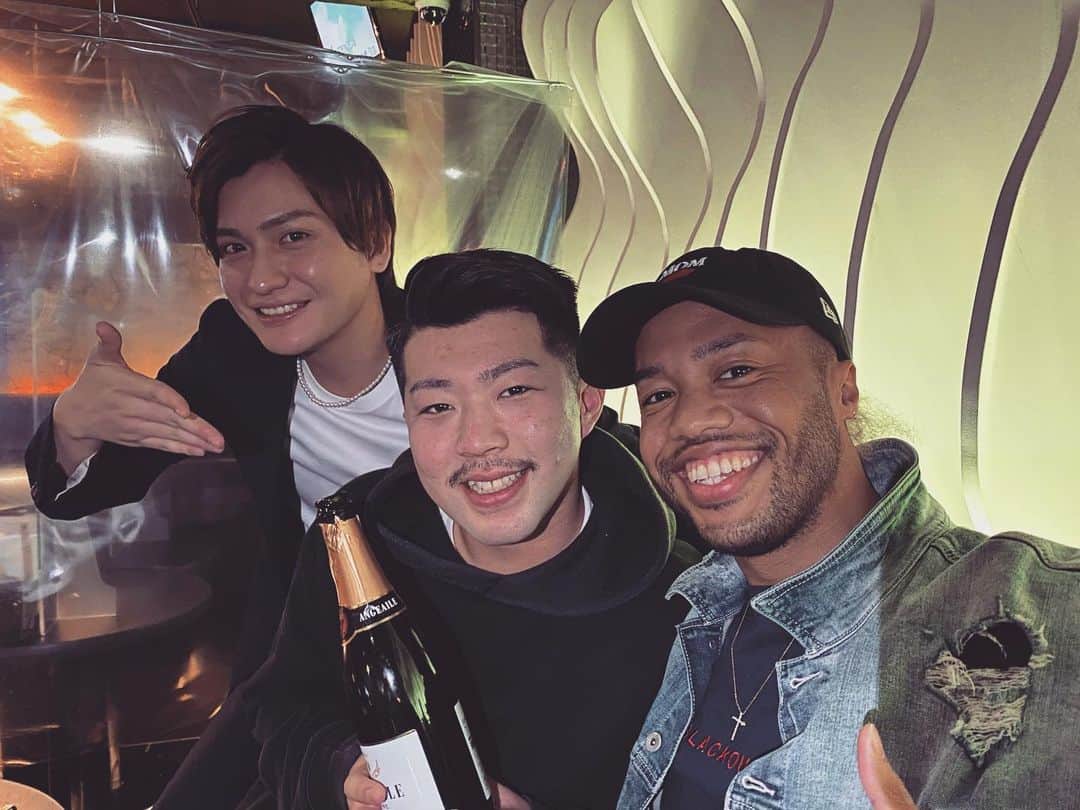 Richesのインスタグラム：「けい君の誕生日お祝いでAll BLACKさんに行ってきました！お店の方々みんないい人達で楽しかったです✨ けい君、改めてお誕生日おめまるくんです㊗️ ・ ・ #リチェス #パリピ #youtube #youtuber #金髪 #黒人 #ハーフ #番号教えて #ガンパリマジック #由比ヶ浜 #tバック #歌舞伎町 #新宿 #東京 #入間 #埼玉 #ガーナ #南魚沼 #新潟 #riches #tokyo #japan #ghana #hiphop #party #love #instagood #happy #followme #follow」