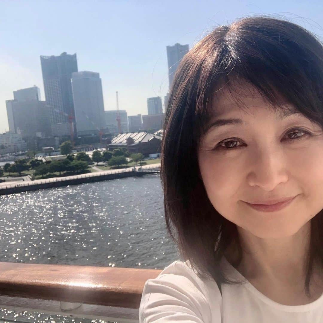 辛島美登里さんのインスタグラム写真 - (辛島美登里Instagram)「飛鳥IIに乗船🚢 横浜港の海がすごくきれい✨ 気をつけて過ごします。 Now, our journey begins on Yokohama bey🚢 #飛鳥ⅱ #横浜港　#辛島美登里」4月23日 15時06分 - midorikarashima