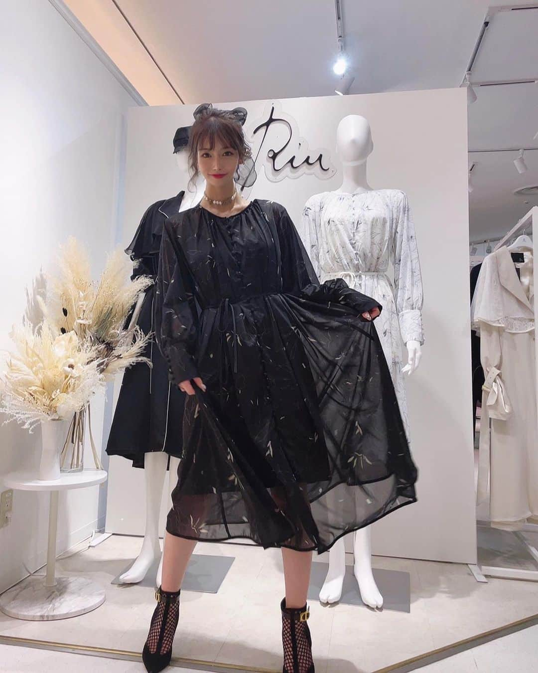 茜里さんのインスタグラム写真 - (茜里Instagram)「本日4/23(金)19時〜 オンラインストア販売開始！  ❤︎Flower print shear dress ¥25,300+tax color ホワイト/ブラック/ラベンダー  ✔︎インナーキャミワンピ付き ✔︎3WAY  ポップアップストアでも大人気でしたこちらのワンピ♡ 本日オンライン発売です☺️  私は儚げな白に グレーの花柄が好きなんですが🤍 このシアー感は、春〜真夏にも着れますね❤︎ 梅雨の時期に、ジトって肌に付くのが嫌なので少しサラっとした素材にしました☺️  袖とフロントのくるみボタンも可愛いし、前後逆でも着れたり羽織でも着れます！  たっぷりフレアで楽に着れるけど しっかり可愛い♡  靴はサンダルでもパンプスでもスニーカーでもまた雰囲気変えれる😙  まだ半袖やノースリーブワンピは 寒いなあ、❄️と思うので 長袖ワンピ1着いかがですか？😌」4月23日 15時10分 - riuakari