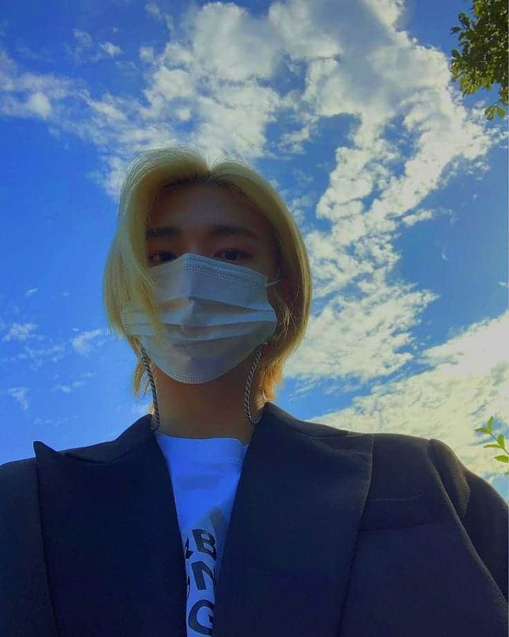 ファン・ヒョンジンのインスタグラム：「Hj boyfriend material  Cek snapgram/instastory ada mini giveaway loh!!  -jinjin  [jangan lupa cek snapgram/instastory ya!] Don't forget to follow! 🐦@real.hyunjinstraykids🐦 ------- 🐦@renjinshop_ 🐦 🐦@renjinshop_ 🐦 •Like and Comment💜 •Repost?Tag or Cr🍃 •Tag your friends🍃 💜Don't Forget follow my partner💜@retjehan.straykids @realstraykkidz #StrayKids #HwangHyunjin #Hyunjin #황현진 #현진 #real_hyunjinstraykids #nctdream #jeongin #changbin #in #leeknow #minho #han #jisung #seungmin #bangchan#Felix #hyunjin」