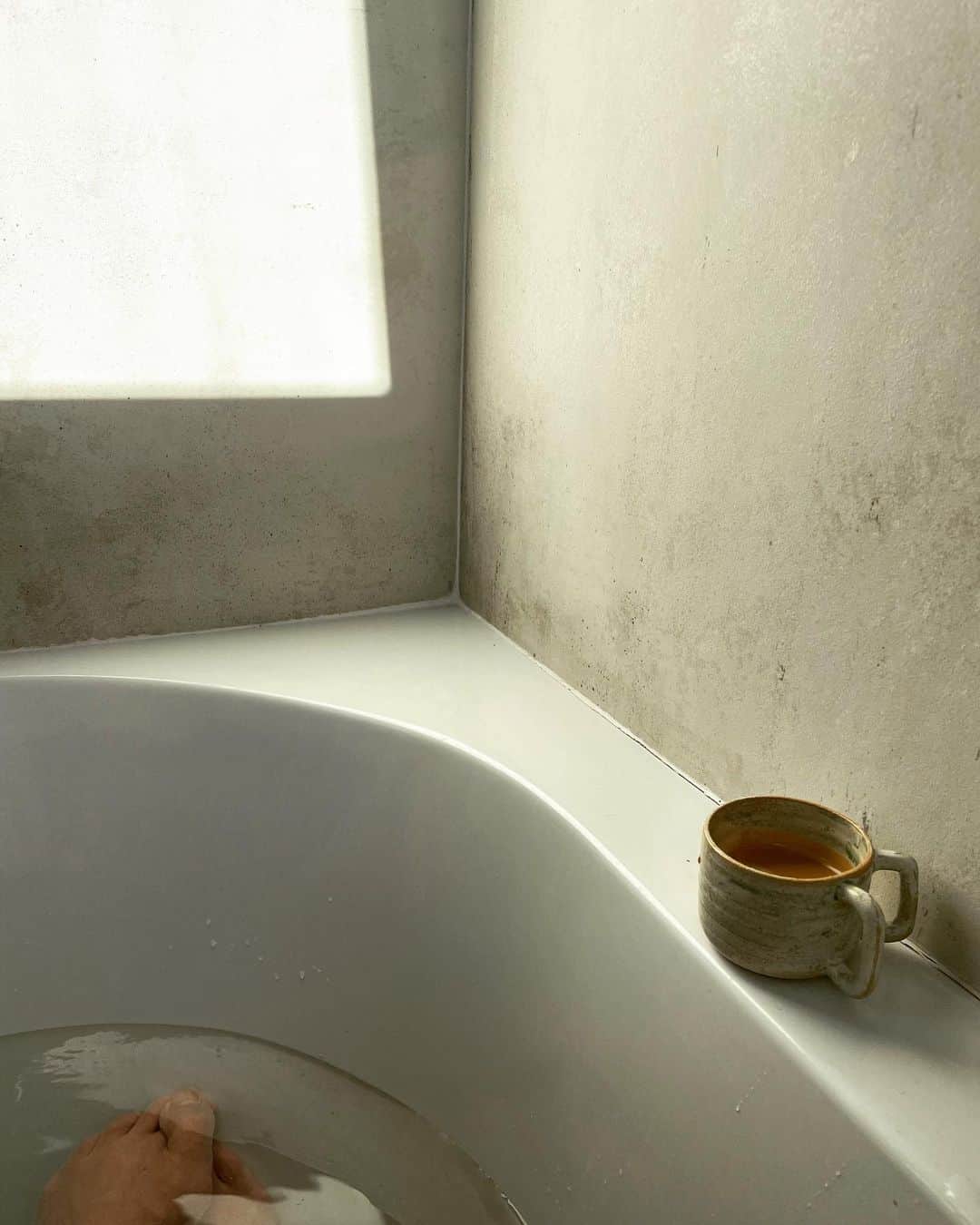 辻仁成さんのインスタグラム写真 - (辻仁成Instagram)「たった今、起きて、田舎の新居のアパルトマンのお風呂でパリで買った不思議なコーヒーカップでコーヒー飲んで寛いでいる、ところ。温泉みたい、湯布院の、笑笑。  気持ちよかです。」4月23日 16時06分 - tsujihitonari