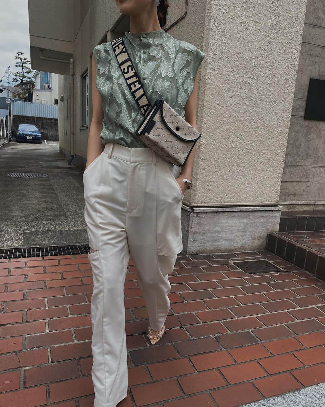 黒石奈央子さんのインスタグラム写真 - (黒石奈央子Instagram)「あめりふく . .  neck twist blouse ¥14000 4/27 cut out straight pt ¥16000 4/27 . . ツイストブラウスは前後どちらでも着用可能。 サイドスリットパンツはシフォンがレイヤードしてるから脚を出したくない方でもok!  @ameri_shinjuku @amerivintage @ameri_daikanyama @ameri.shinsaibashi  @ameri_omotesando #ameri#amerivintage #fashion #vintagefashion #coordinate#ootd#outfit#osanposnap #705_outfit #大人ファッション #大人コーディネート #大人スタイル #modestyle #modefashion#modecasual」4月23日 16時01分 - blackstone705