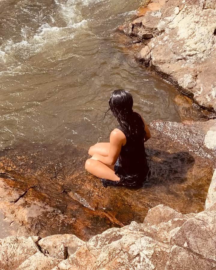Yanna Lavigne 稲垣アンのインスタグラム：「Meu planeta Deus. Mestra que me guia e atende por Pachamama 🌿  Concebida como a mãe que nutre e protege os seres humanos, prestamos homenagem à ela com o intuito de reparar o dano crescente que o homem exerce sobre o meio ambiente.  Quero e serei a diferença 💚」