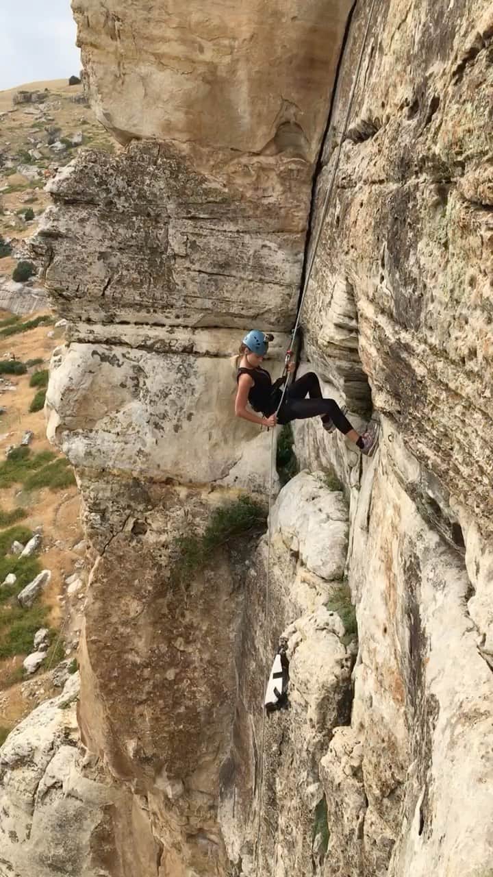 ジェネビーブ・モートンのインスタグラム：「A few years ago I had the opportunity to join @1iopenproductions on one of their adventures. Part of trip included me trying out sections of Adventure Racing. One of the activities had me coming down the side of this mountain face. Today is earth day, and I’m reminded of this incredible experience and how nature never ceases to wow me. 😍 what is the best nature adventure you’ve ever had?」