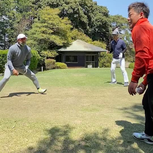 黒羽根利規のインスタグラム：「先日の休日⛳️の続き 芝刈りの最中におもむろに6-4-3ゲッツーの練習をしだす意識高め球児🤣 今日も1日頑張るぞー💪🏼😤  #川崎宗則　さん #西岡剛　さん #撮影者 #飯原誉士　さん #黒羽根利規 #6-4-3 #この二遊間は #素敵すぎる件 #意識高め球児育成中」